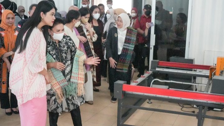 Kahiyang Ayu dan Pengurus Dekranas Tinjau Pelatihan Tenun Dekranasda Medan