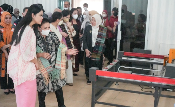 Kahiyang Ayu dan Pengurus Dekranas Tinjau Pelatihan Tenun Dekranasda Medan
