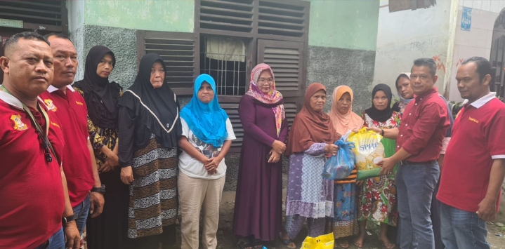 Lewat Kegiatan Jumat Barokah, Ketua Pewarta Membantu Warga Kurang Mampu