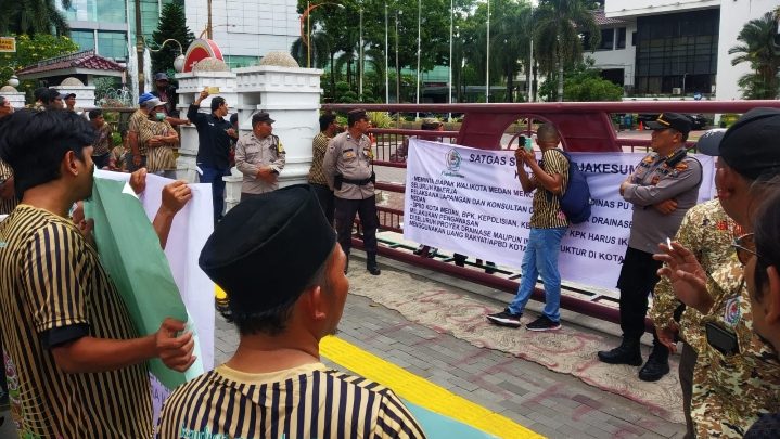 Polisi Kawal Aksi Demo Massa DPD Satgas Senopati di Kantor Wali Kota Medan