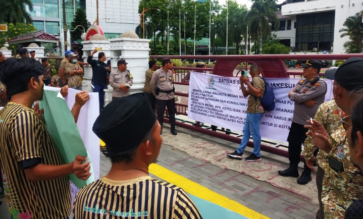 Polisi Kawal Aksi Demo Massa DPD Satgas Senopati di Kantor Wali Kota Medan