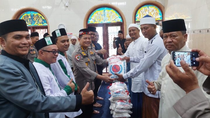 Mashja Ar-Raudhah Poldasu Gelar Jumat Berkah dan Bagikan Sembako