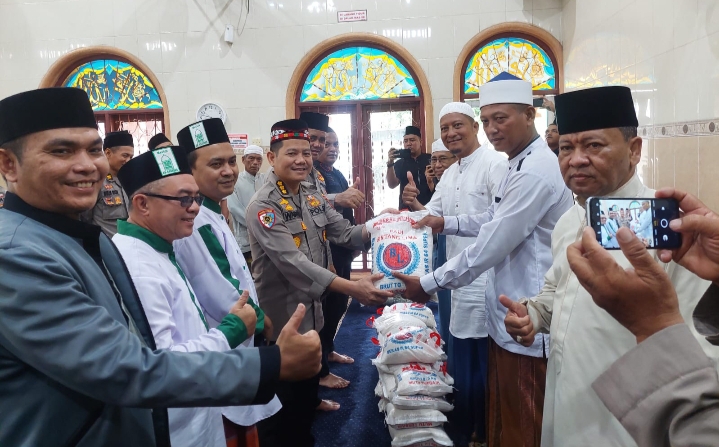 Mashja Ar-Raudhah Poldasu Gelar Jumat Berkah dan Bagikan Sembako