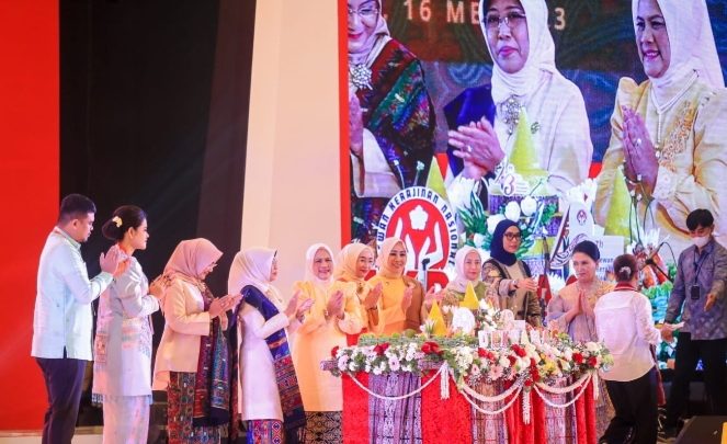 Tandai Peringatan HUT ke-43 Dekranas di Medan, Ibu Negara Potong Nasi Tumpeng