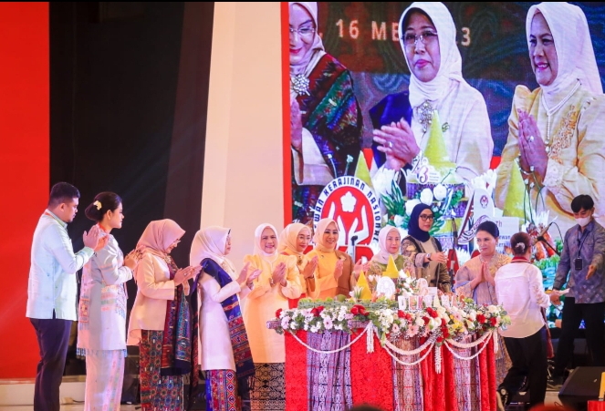 Tandai Peringatan HUT ke-43 Dekranas di Medan, Ibu Negara Potong Nasi Tumpeng
