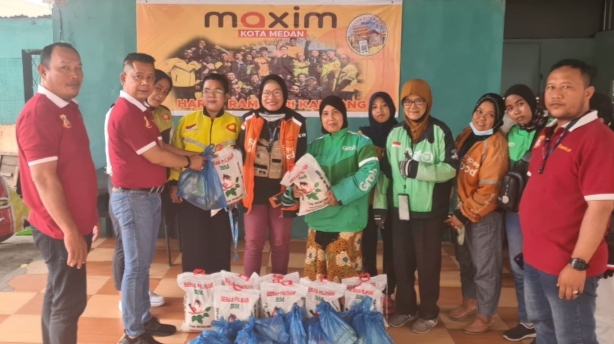 Jumat Barokah, Ketua Pewarta Bagikan Sembako kepada Ojol Wanita