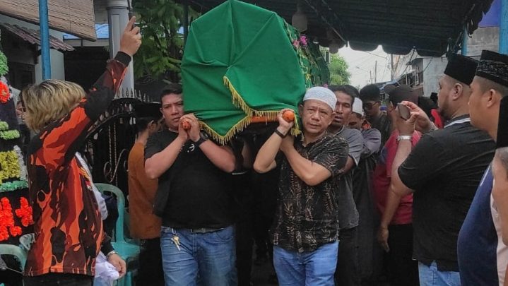 Pelayat dan Karangan Bunga Banjiri Rumah Duka Ibunda Ketua Pewarta