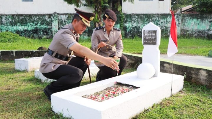 Jelang HUT Bhayangkara ke-77, Kapolrestabes Medan Hadiri Upacara Ziarah di Taman Makam Pahlawan
