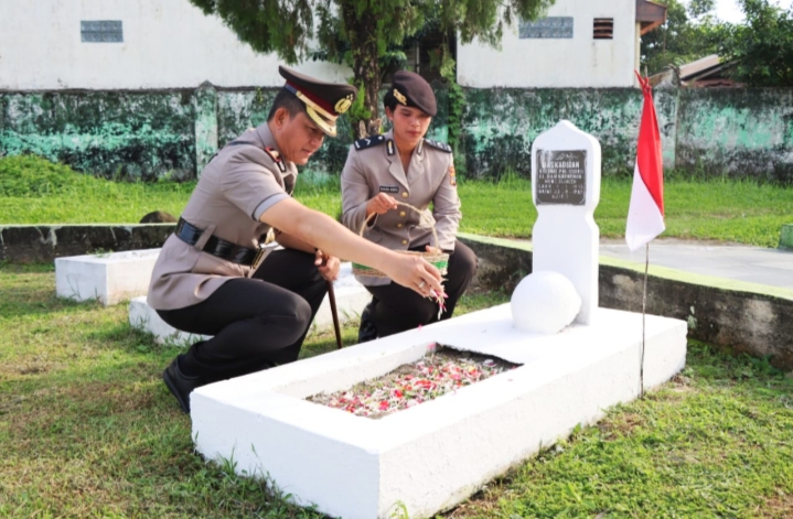 Jelang HUT Bhayangkara ke-77, Kapolrestabes Medan Hadiri Upacara Ziarah di Taman Makam Pahlawan
