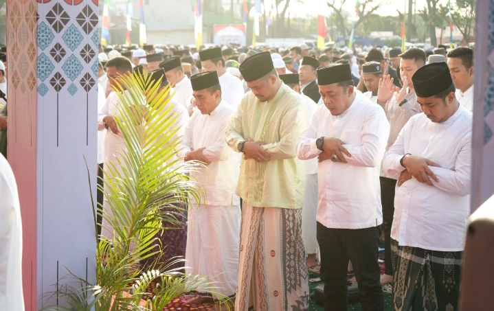 Wali Kota Medan Salat Iduladha di Lapangan Bola Mabar