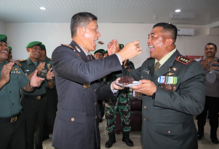 HUT Bhayangkara ke-77, Dandim 0201 Medan Kasih Kejutan ke Kapolrestabes Medan