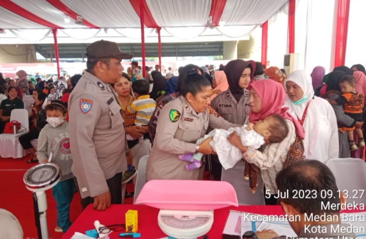 Kapolsek Tuntungan Bawa Anak Stunting Berobat ke Rumah Sakit Bhayangkara Polda Sumut