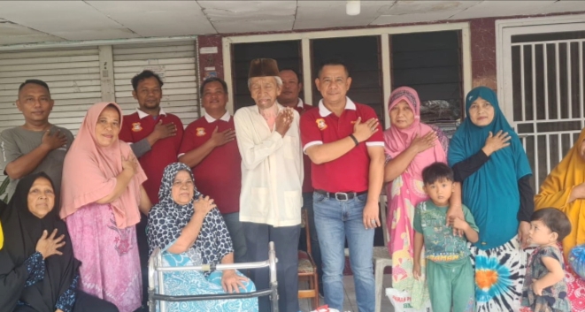 Jumat Barokah, Ketua Pewarta Berbagi Sembako kepada Kaum Duafa