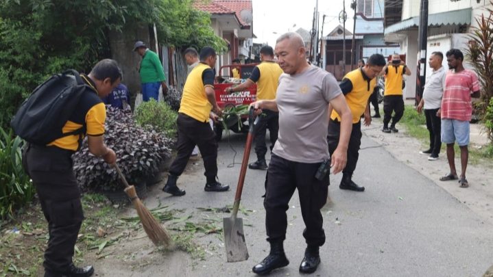 Polrestabes Medan Bersama Warga Gotong Royong Bersihkan Lingkungan