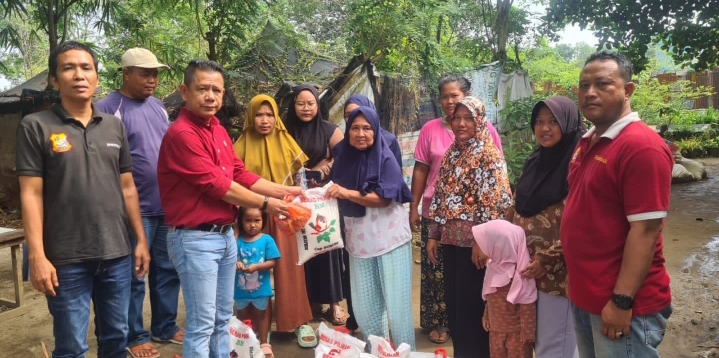 Mencari Amal Kebaikan, Ketua Pewarta Jumat Barokah Berbagi Sembako kepada Kaum Duafa