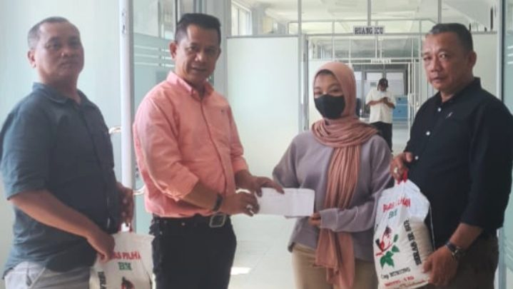 Ketua Pewarta Jenguk Orang Tua Sekretaris Pewarta.co di RSU Bina Kasih