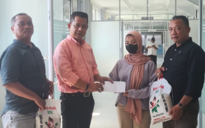 Ketua Pewarta Jenguk Orang Tua Sekretaris Pewarta.co di RSU Bina Kasih