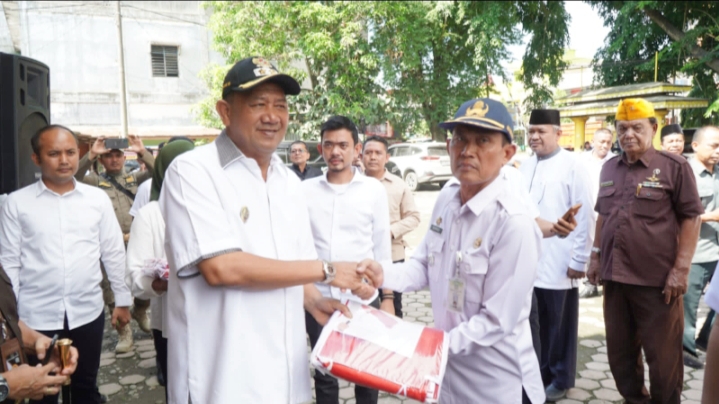 Jelang Hari Kemerdekaan RI, Plt Bupati Langkat Ikut Bagikan 10 Juta Bendera Merah Putih