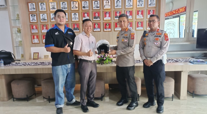 Kapolrestabes Medan Terima Bantuan 100 Helm untuk Personel Lantas