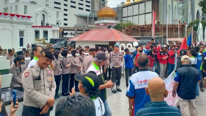 Polrestabes Medan Kawal Unras Massa Gebrak di Gubernuran Sumut