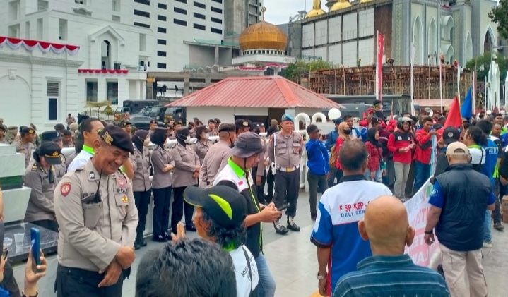 Polrestabes Medan Kawal Unras Massa Gebrak di Gubernuran Sumut