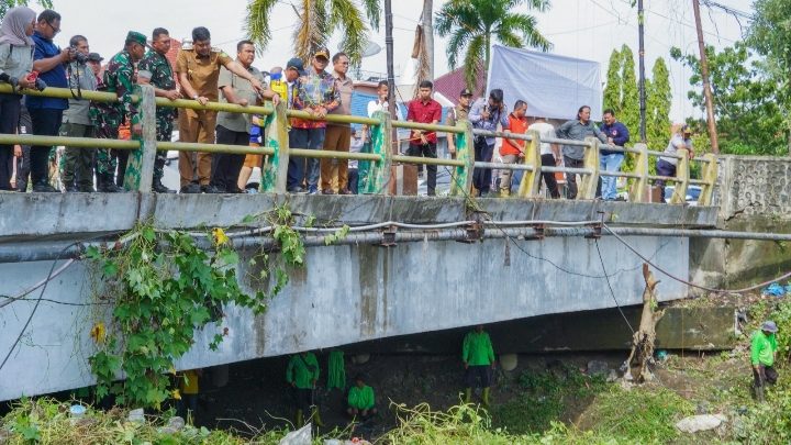 Petugas Gabungan Polrestabes Medan Lakukan Pembersihan dan Penataan Sungai Sei Sikambing