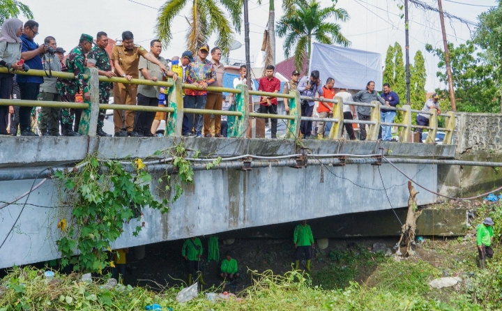 Petugas Gabungan Polrestabes Medan Lakukan Pembersihan dan Penataan Sungai Sei Sikambing