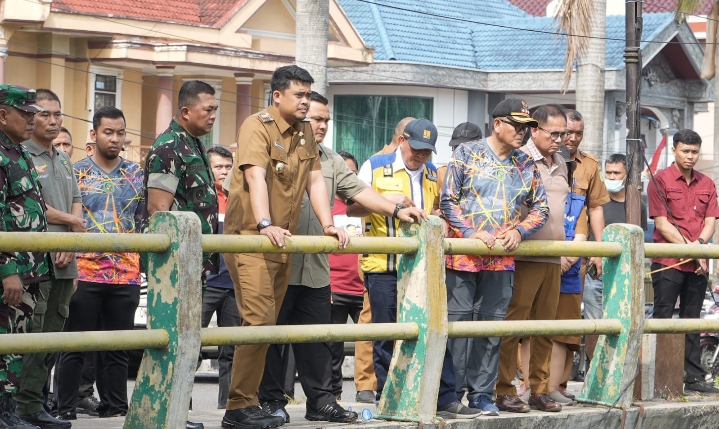 Atasi Banjir, Pemko & Kodim 0201/Medan Bersihkan Sungai Sikambing