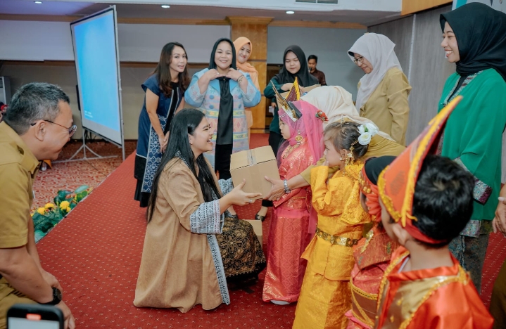 Dukung Penanganan Stunting, Ny Kahiyang Ayu Serahkan PMT kepada 640 Lembaga PAUD