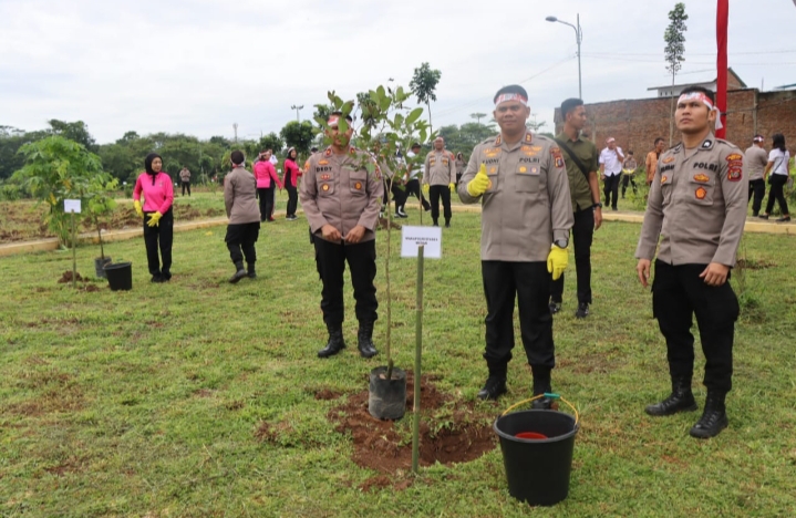 Waka Polrestabes Medan Bersama Forkopimda Lakukan Penanaman Pohon di Simalingkar