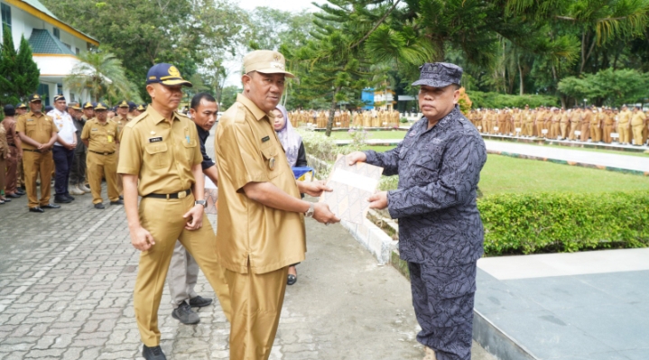 Plt Bupati Langkat Serahkan Penghargaan Tunggul Terbaik Kecamatan & Kelurahan 2023