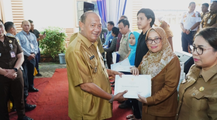 Syah Afandin Serahkan Penghargaan Prestasi Pencapaian PAD Langkat