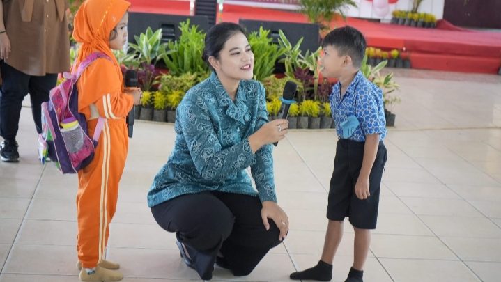 Ketika Kahiyang Ayu Buat Kuis Berhadiah Sepeda untuk Anak-anak