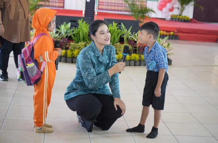 Ketika Kahiyang Ayu Buat Kuis Berhadiah Sepeda untuk Anak-anak
