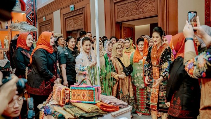 Usai Resmikan KriyaNusa, Ibu Negara Kunjungi Stand Dekranasda Medan