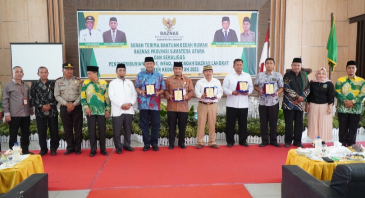 Ikut Serahkan 14 Bantuan Bedah Rumah, Syah Afandin Terima Penghargaan Tokoh Peduli Zakat Baznas Langkat