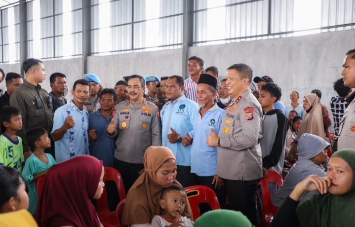 Wakapolri Salurkan 3.500 Paket Sembako Bakti Sosial Polri Untuk Negeri di Belawan