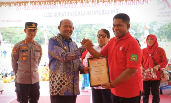 Peringati HUT ke-78, Syah Afandin Terima Penghargaan “Pembina PMI Langkat”
