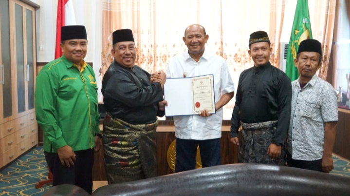 Syah Afandin Terima Anugerah Presiden Dunia Melayu Dunia Islam
