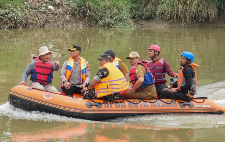 Naik Perahu Karet, Bobby Nasution Cek Progress Gotong Royong Bersih-bersih Sungai Deli