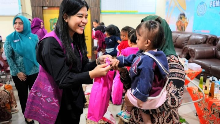 Ketua TP PKK Kota Medan Berikan Makanan Tambahan Kepada Anak Stunting di Medan Labuhan