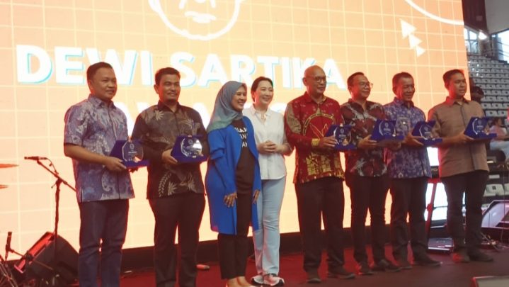 Plt Bupati Langkat Terima Anugerah Dewi Sartika