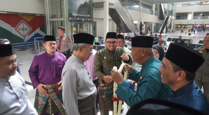 Pemkab Langkat Sambut Kedatangan President DMDI di Bandara Kuala Namu