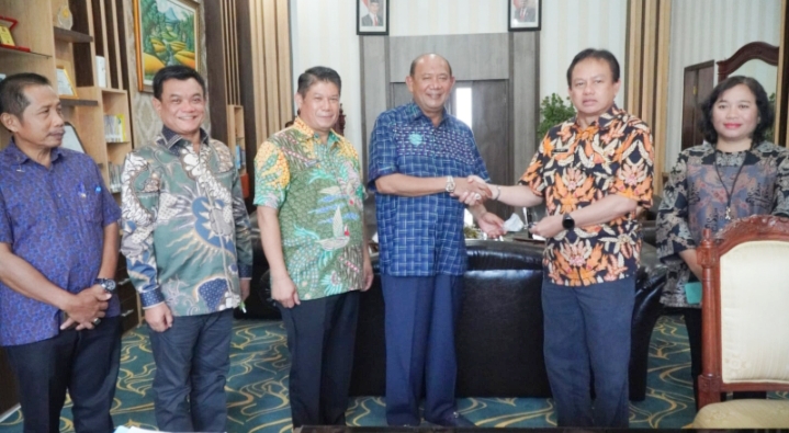 Plt Bupati Langkat Serahkan Mobil Dinas Innova ke BPN Langkat