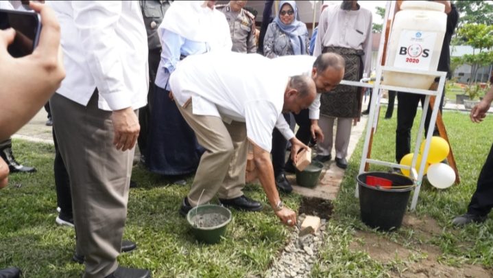 Syah Afandin Serahkan Beasiswa & Letakan Batu Pertama Pembangunan Lapangan Futsal SMAN 1 Hinai