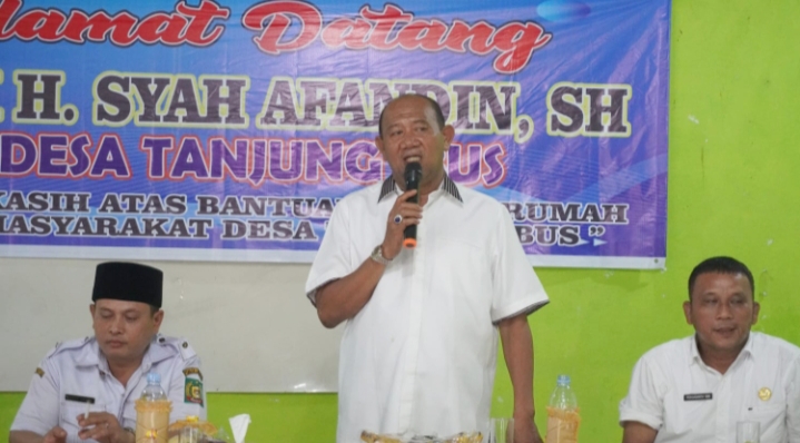 Serahkan Bantuan Bedah Rumah, Syah Afandin: Jalan Stabat-Secanggang Segera Diperbaiki