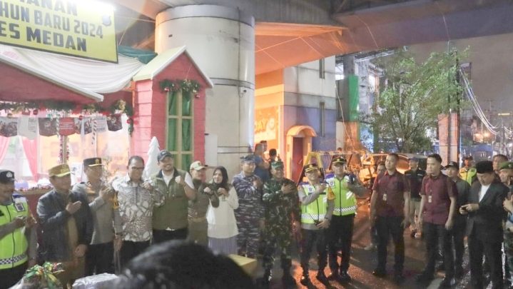 Kapolrestabes Medan Dampingi Forkopimda Sumut/Medan Pantau Pospam di Malam Natal