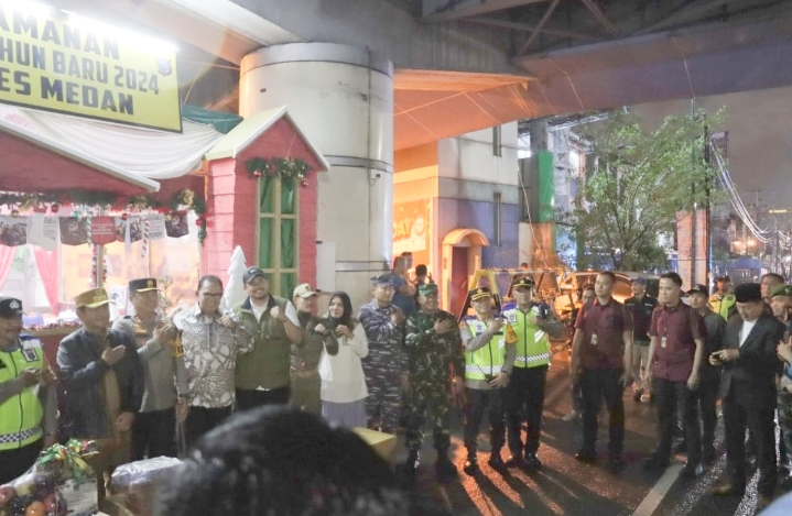 Kapolrestabes Medan Dampingi Forkopimda Sumut/Medan Pantau Pospam di Malam Natal