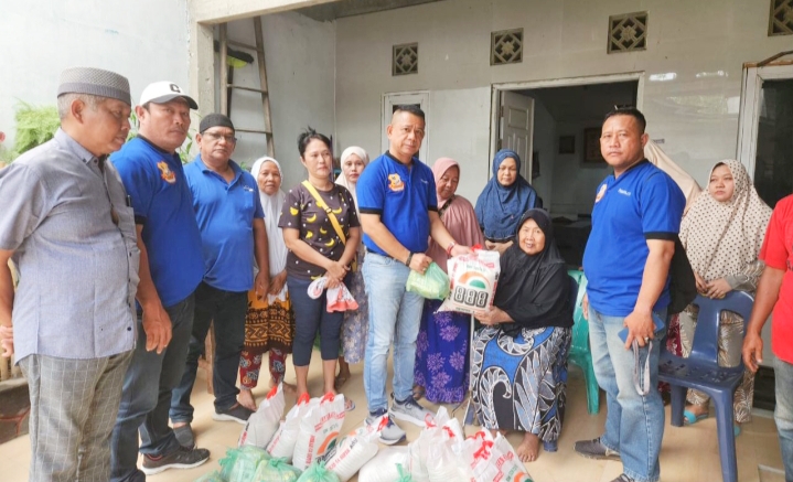 Jumat Barokah, Ketua Pewarta Bagikan Sembako ke Kaum Duafa Jalan Bromo