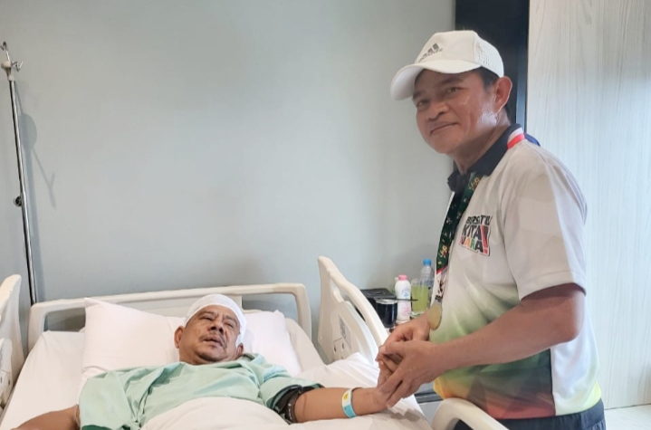 Jenguk Ketua Pewarta, Pj Gubsu Minta Jurnalis Jaga Kesehatan